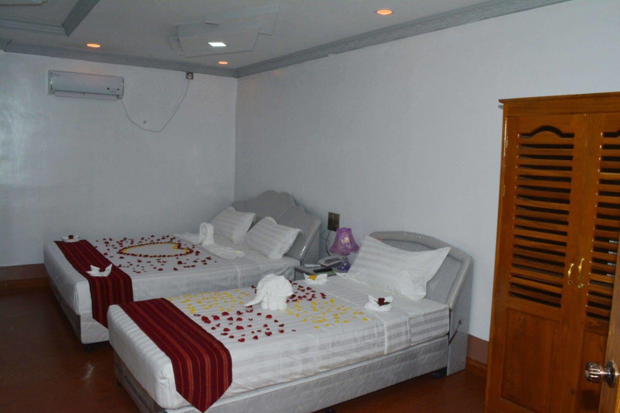 Myat Nan Taw Hotel ลอยก่อ ภายนอก รูปภาพ