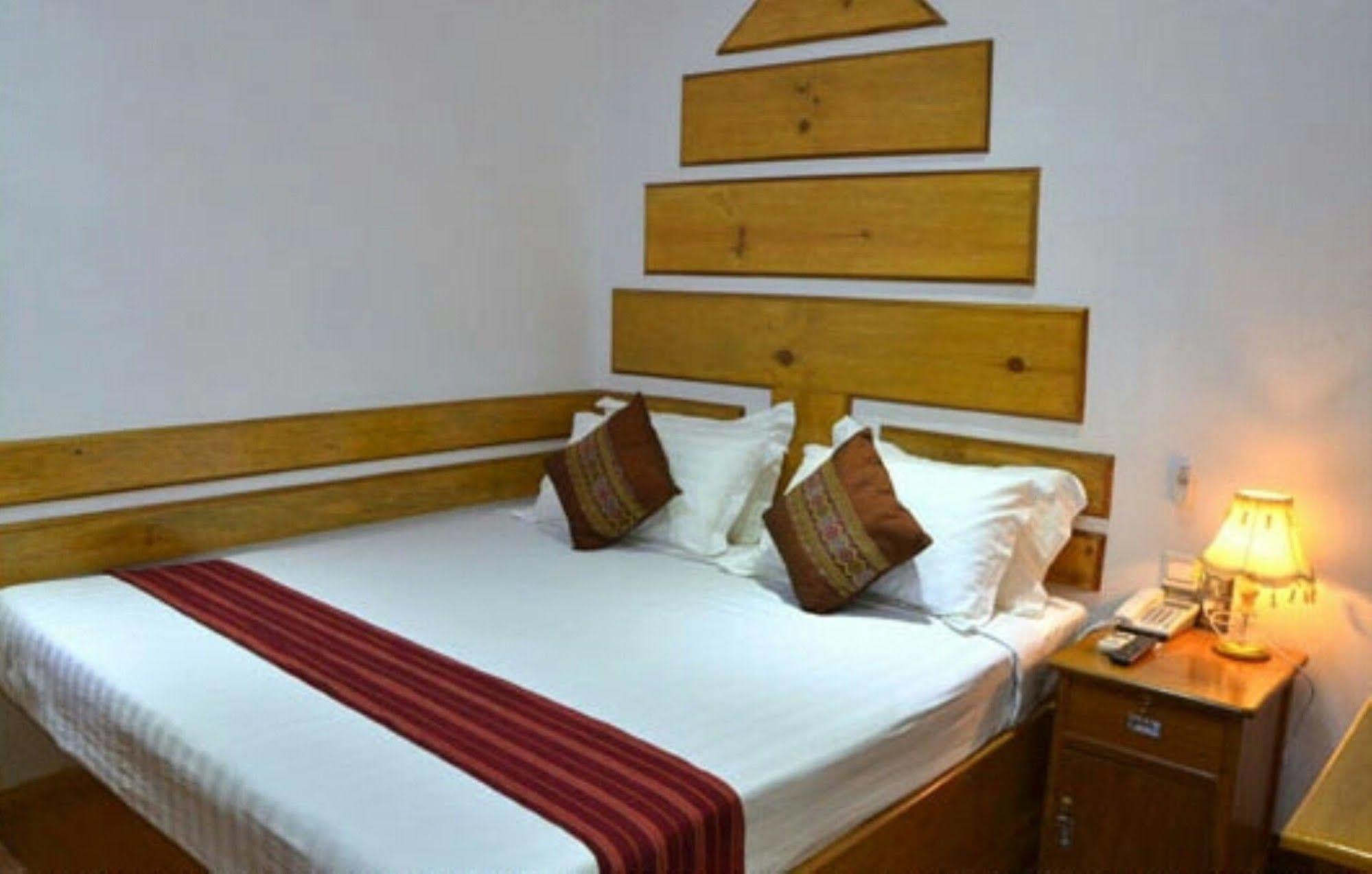 Myat Nan Taw Hotel ลอยก่อ ภายนอก รูปภาพ