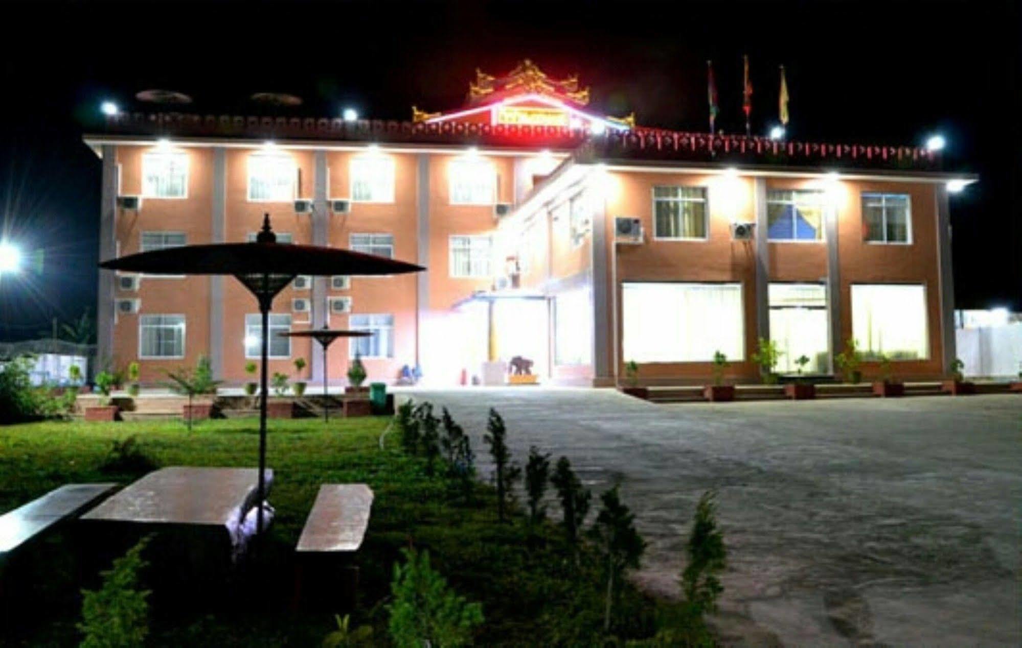 Myat Nan Taw Hotel ลอยก่อ ภายนอก รูปภาพ